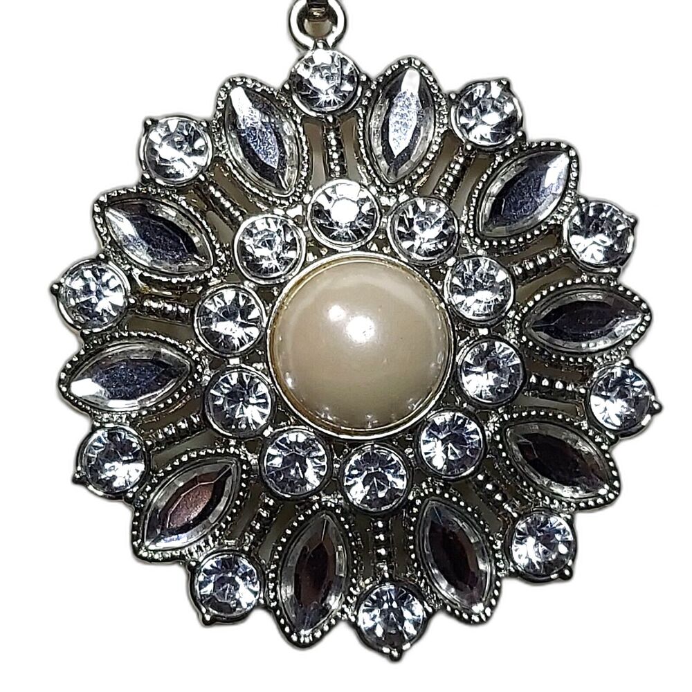 white and silver beads with flower pendant necklace 26"  flower 2" - Picture 2 of 6